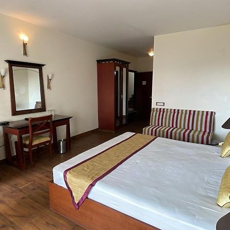8Fold-Pinecrest By Larisa, Bhimtal Hotel Eksteriør billede