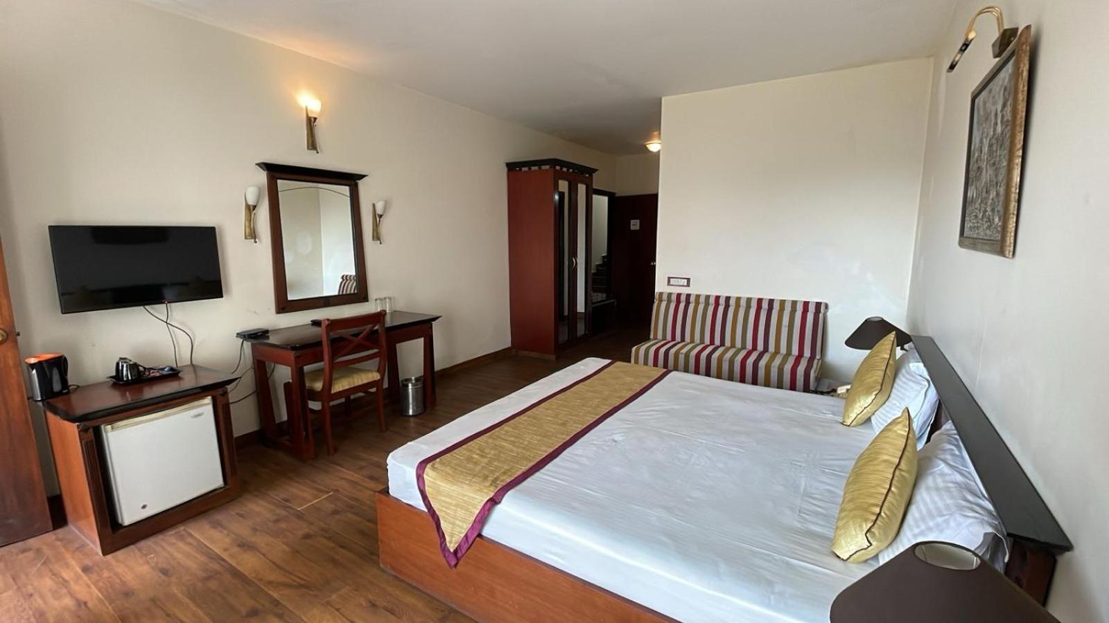 8Fold-Pinecrest By Larisa, Bhimtal Hotel Eksteriør billede