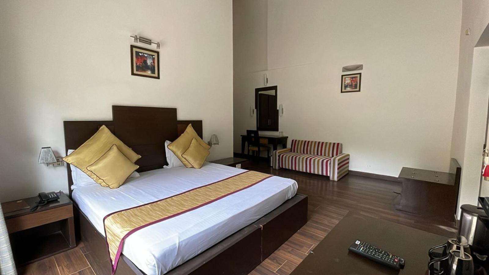 8Fold-Pinecrest By Larisa, Bhimtal Hotel Eksteriør billede