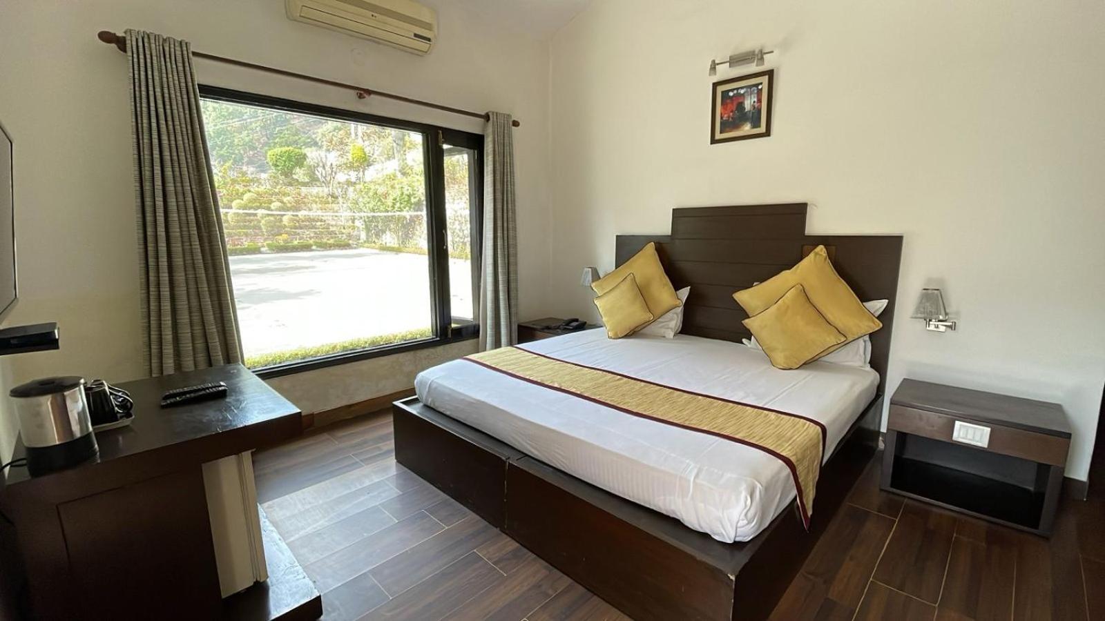8Fold-Pinecrest By Larisa, Bhimtal Hotel Eksteriør billede