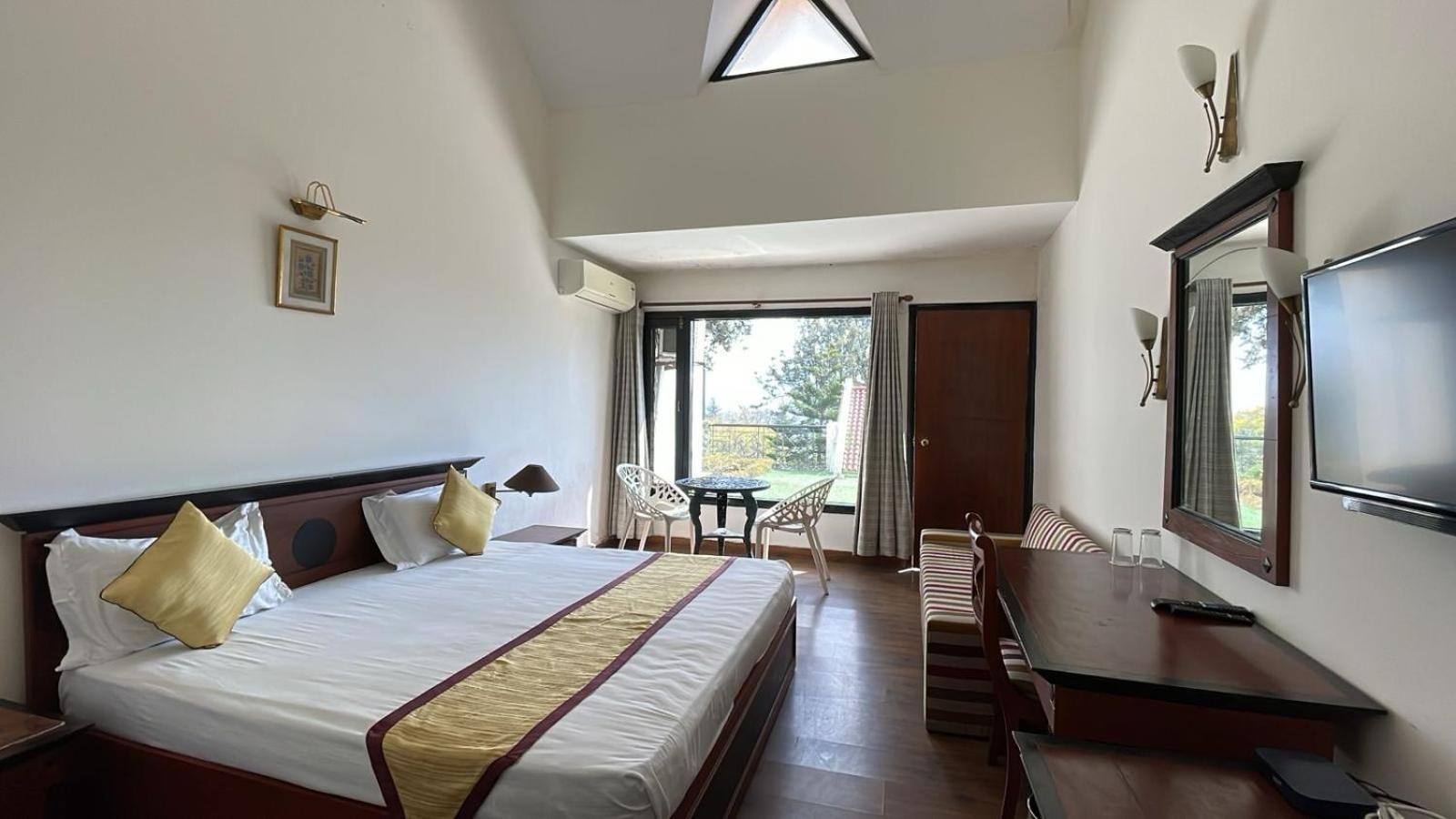 8Fold-Pinecrest By Larisa, Bhimtal Hotel Eksteriør billede