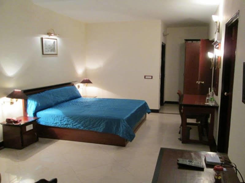 8Fold-Pinecrest By Larisa, Bhimtal Hotel Eksteriør billede